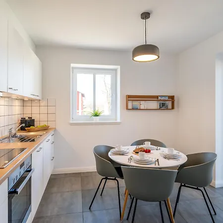 Lindholm-strandnaehe -balkon-im Zentrum Von 1 * בינץ
